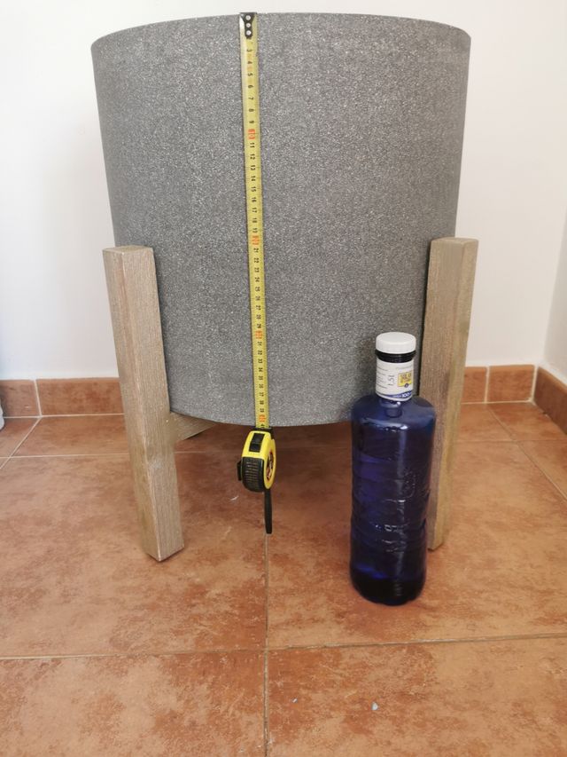 MACETA GRIS CON PIE DE MADERA DORADA.