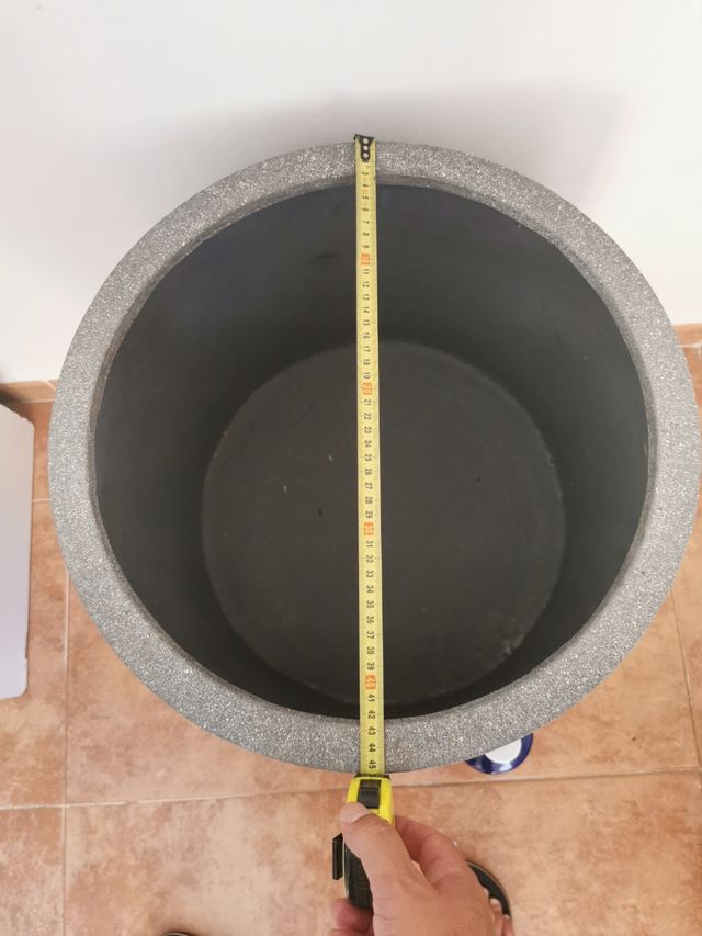 MACETA GRIS CON PIE DE MADERA DORADA.