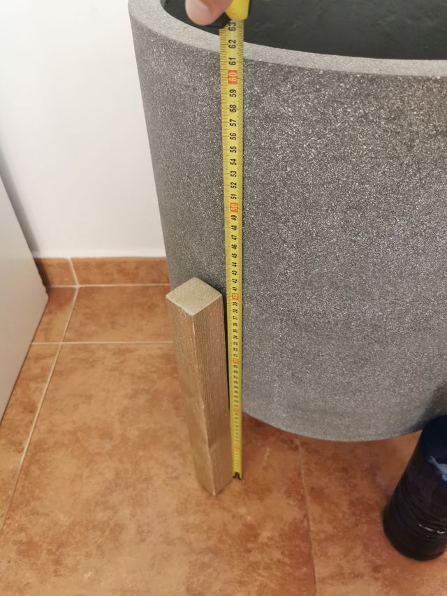 MACETA GRIS CON PIE DE MADERA DORADA.