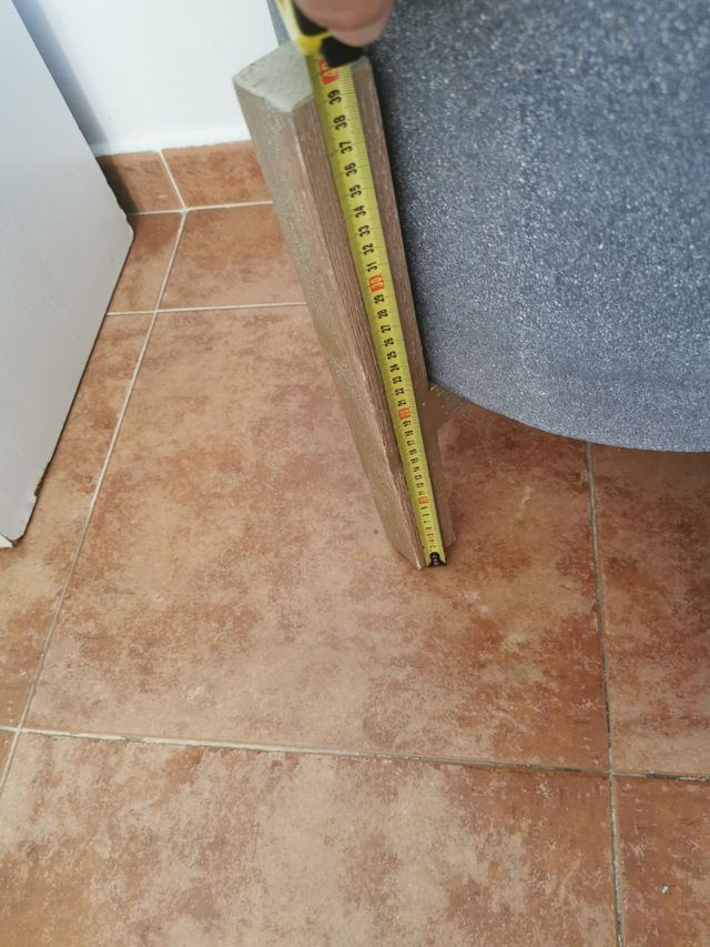 MACETA GRIS CON PIE DE MADERA DORADA.