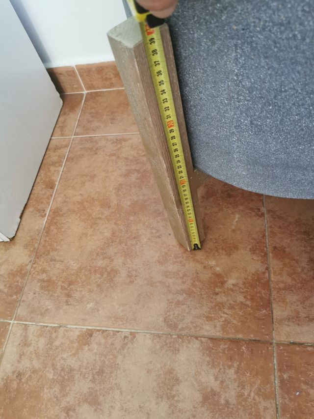 MACETA GRIS CON PIE DE MADERA DORADA.