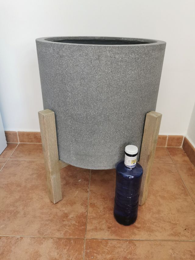 MACETA GRIS CON PIE DE MADERA DORADA.