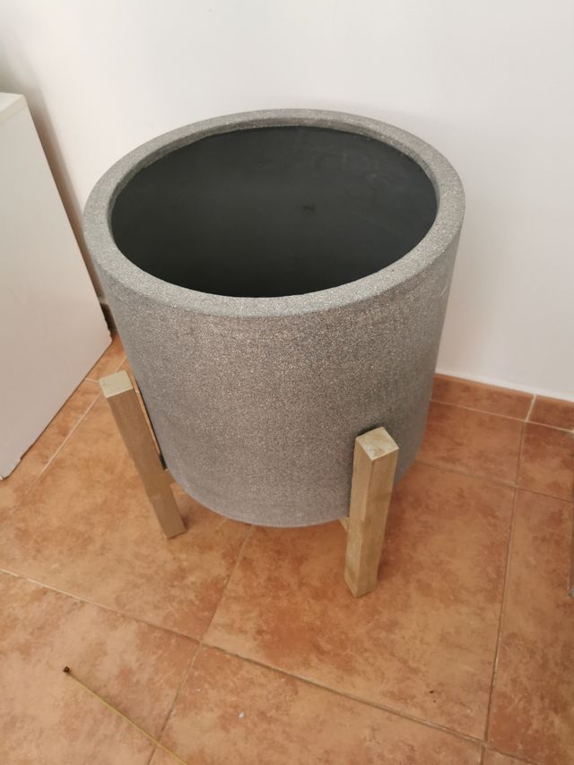 MACETA GRIS CON PIE DE MADERA DORADA.