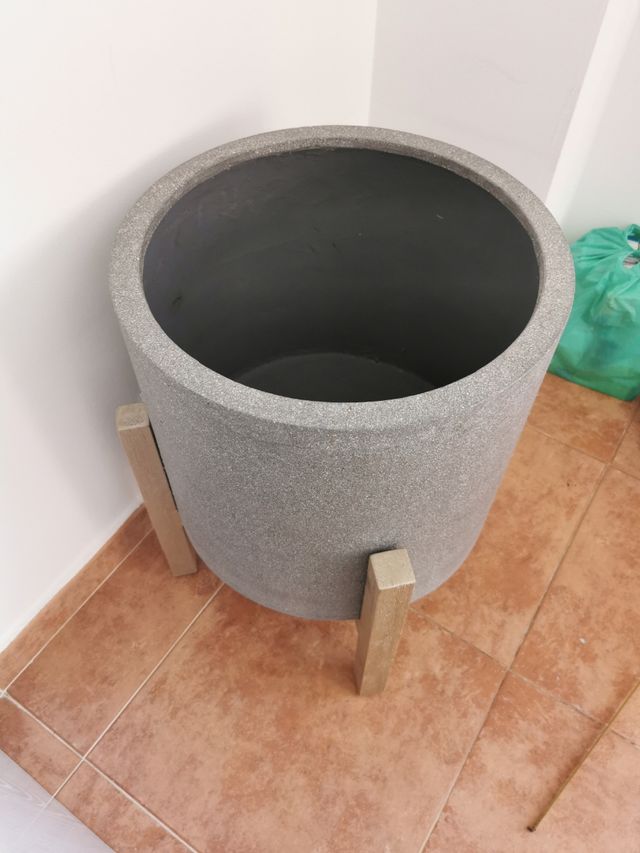 MACETA GRIS CON PIE DE MADERA DORADA.