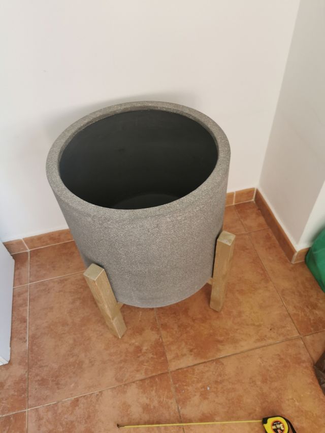 MACETA GRIS CON PIE DE MADERA DORADA.