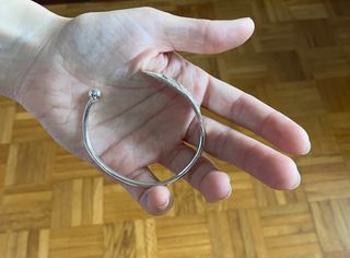 pulsera en forma de hoja plateada