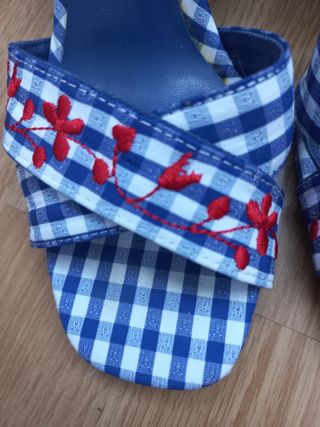 Sandalias bordadas