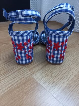 Sandalias bordadas