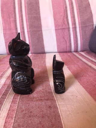 Adornos de gatos de la buena suerte.