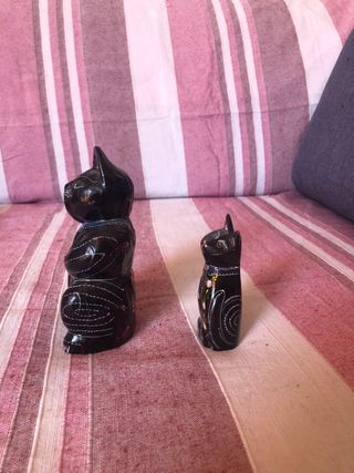 Adornos de gatos de la buena suerte.