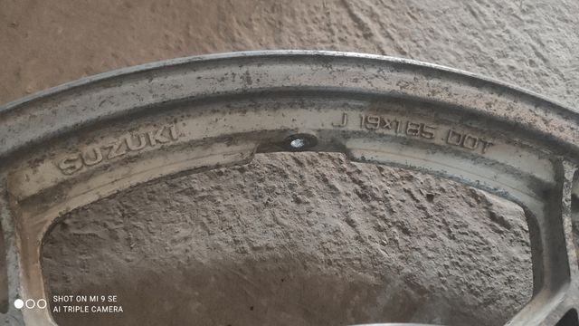 Llanta 19x1.85 y discos Suzuki Katana años 80