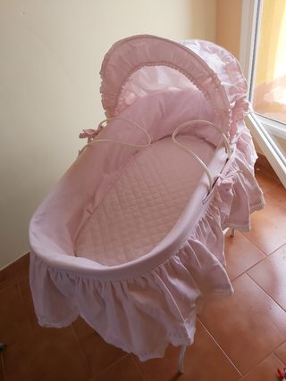 Moisés de mimbre con patas