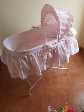 Moisés de mimbre con patas
