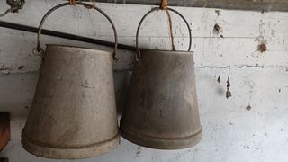 Antiguas sellas o baldes de metal.