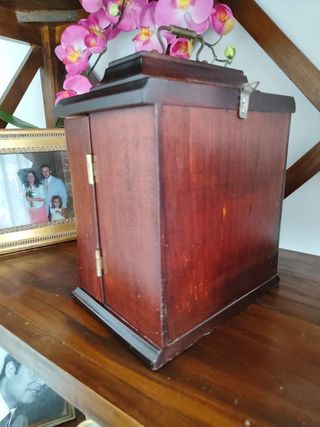 Reloj de mesa con joyero interior