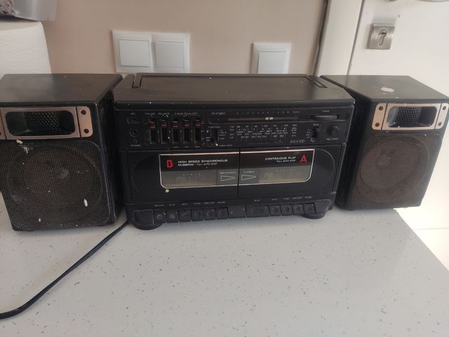 Vecchia cassetta radio Sanyo