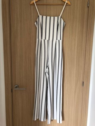 Mono blanco con rayas en negro