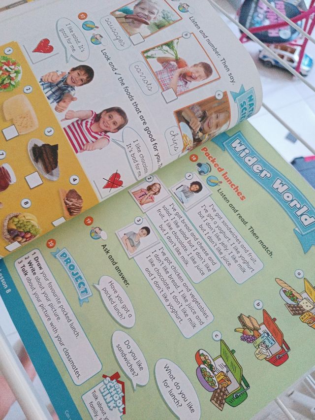 Poptropica english pupils book 1; primaria