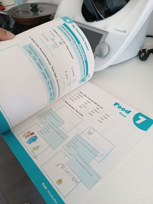 Poptropica english pupils book 1; primaria