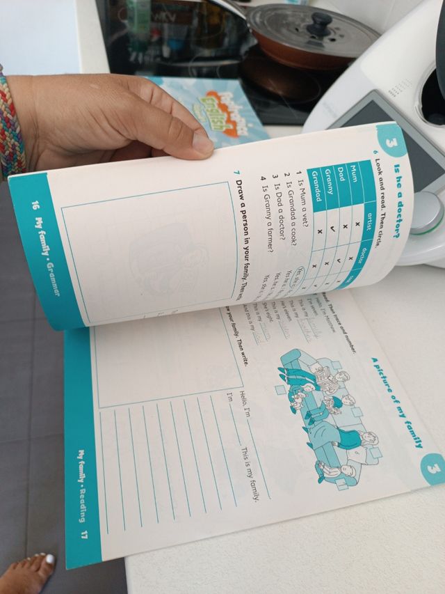 Poptropica english pupils book 1; primaria