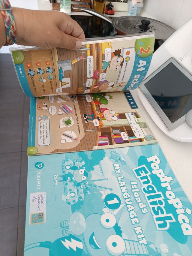 Poptropica english pupils book 1; primaria