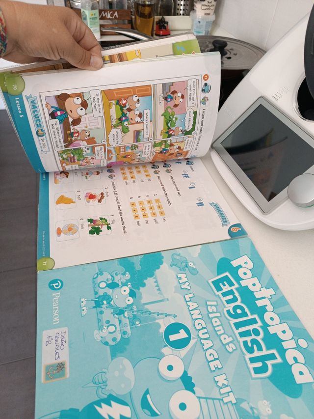 Poptropica english pupils book 1; primaria