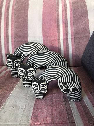 Adornos de gato en madera. A mano.