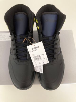 Adidas. Zapatillas altas de piel. Talla 42