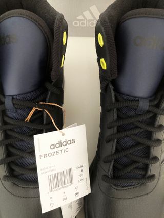 Adidas. Zapatillas altas de piel. Talla 42