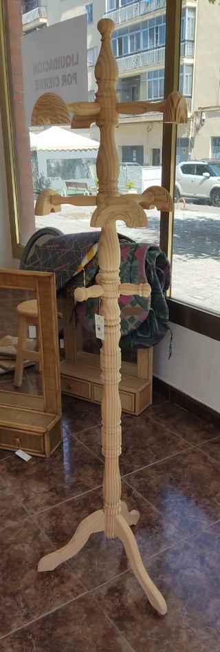 Perchero pie de Pino