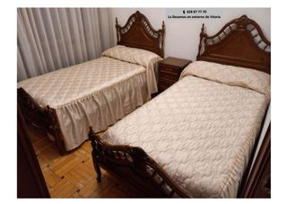  Dos camas de dormitorio de 1’83 x 0’90 m y mesita