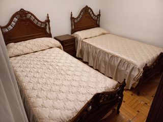  Dos camas de dormitorio de 1’83 x 0’90 m y mesita