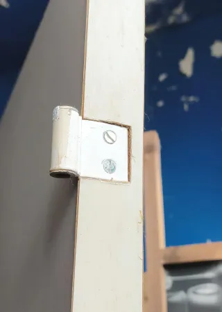 Puerta de madera con batiente