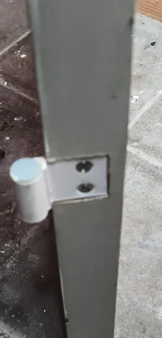 Puerta de madera con batiente