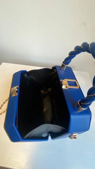 Bolso caja mini azul con cadena