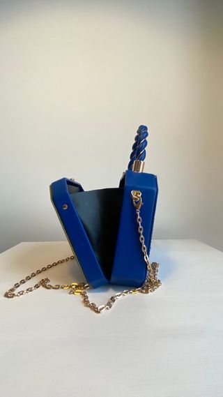 Bolso caja mini azul con cadena