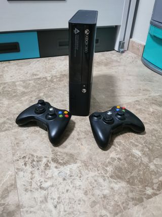 XBOX 360 + 2 mandos + fifa 17 + forza h. 2