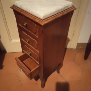 Pequeña cajonera de madera