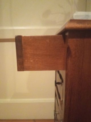 Pequeña cajonera de madera