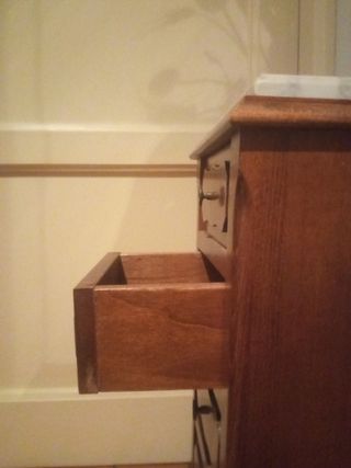 Pequeña cajonera de madera