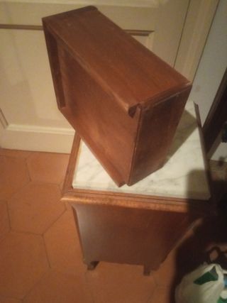 Pequeña cajonera de madera