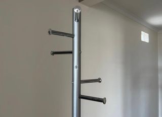 Perchero de pie metálico color plata