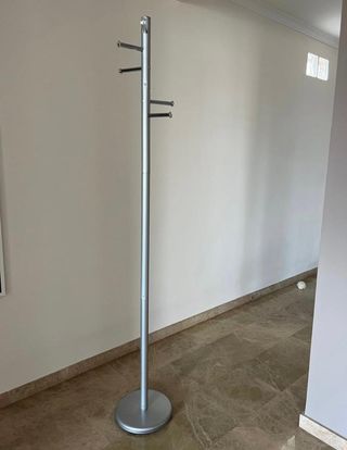 Perchero de pie metálico color plata