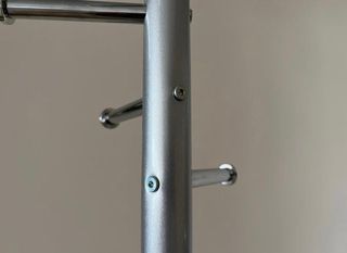 Perchero de pie metálico color plata