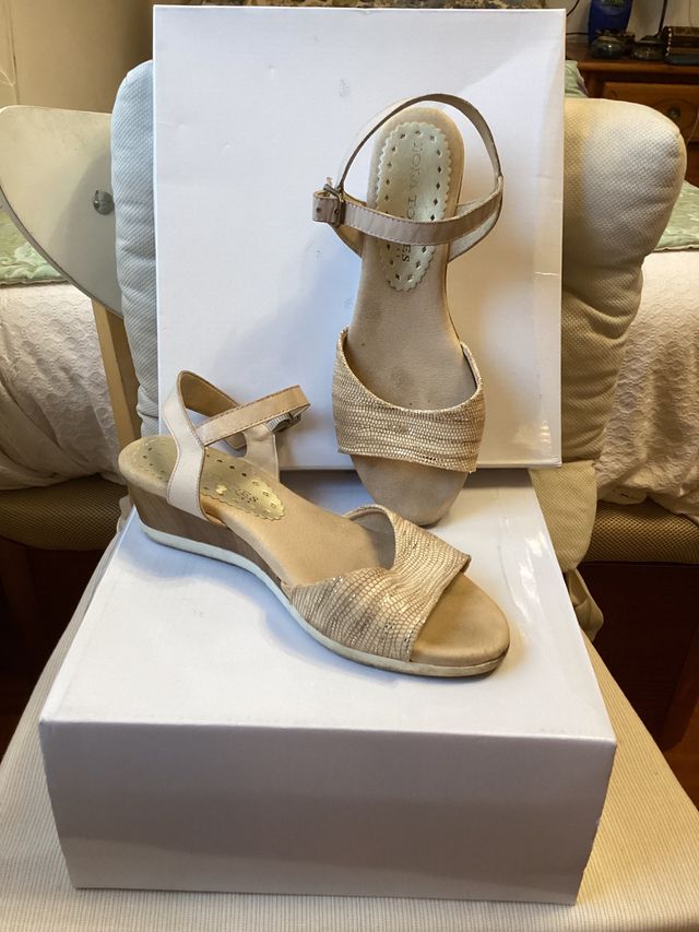 Sandalias doradas Lola Torres Nº 38. Cuero