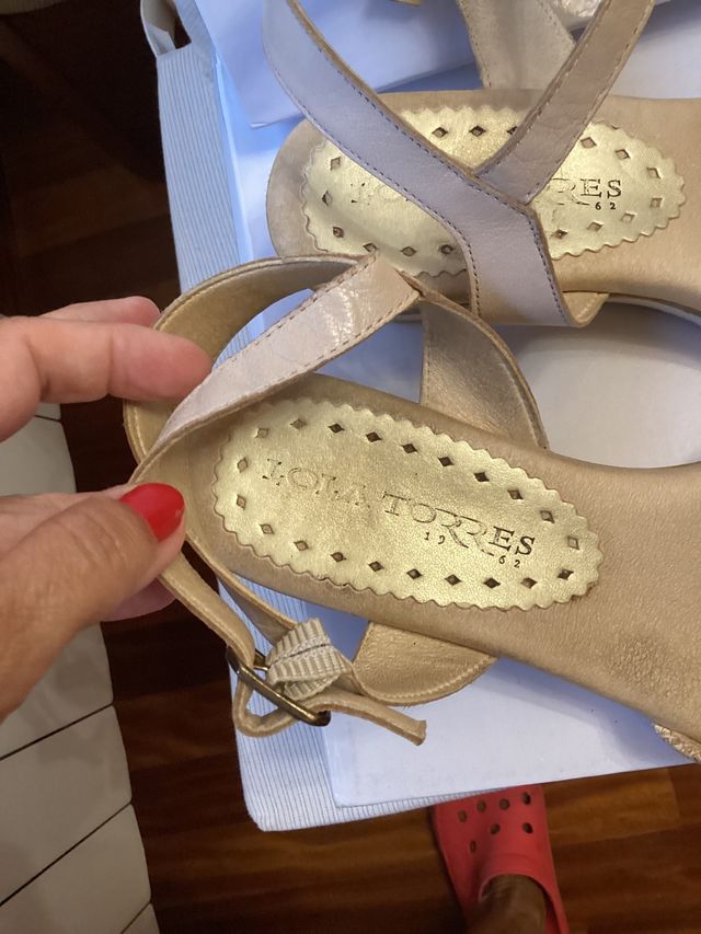 Sandalias doradas Lola Torres Nº 38. Cuero