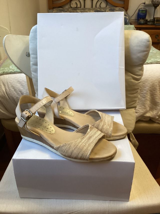 Sandalias doradas Lola Torres Nº 38. Cuero