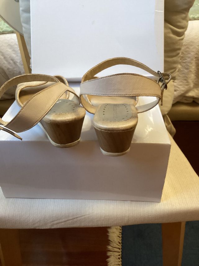 Sandalias doradas Lola Torres Nº 38. Cuero