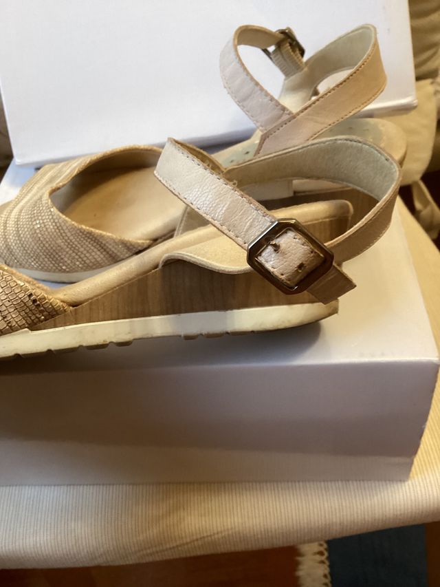 Sandalias doradas Lola Torres Nº 38. Cuero