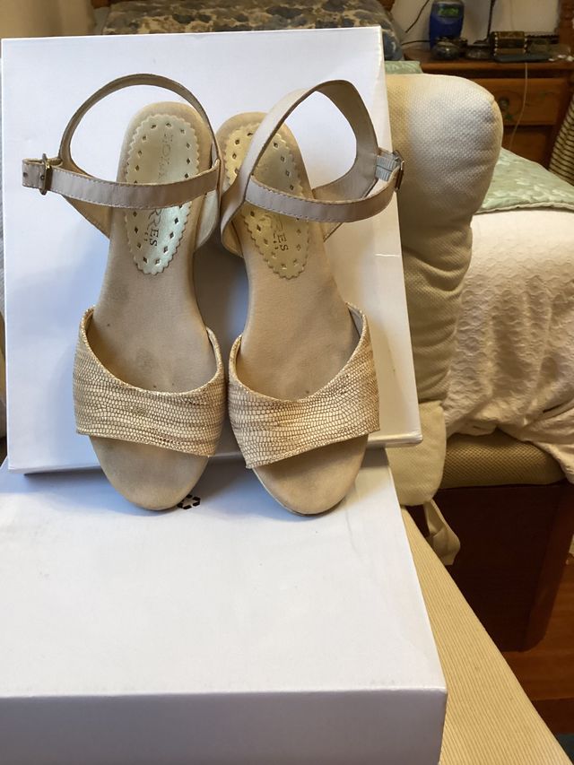 Sandalias doradas Lola Torres Nº 38. Cuero